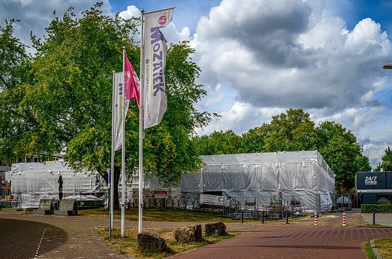 Bouw mozaiek in de steigers