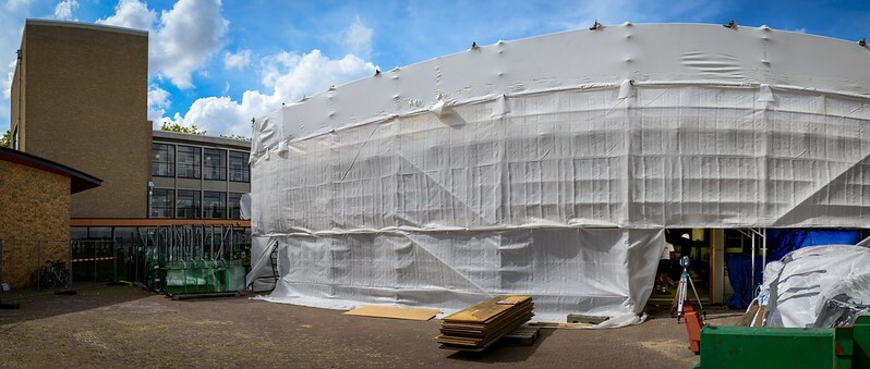 Ingang mozaiek in de steigers