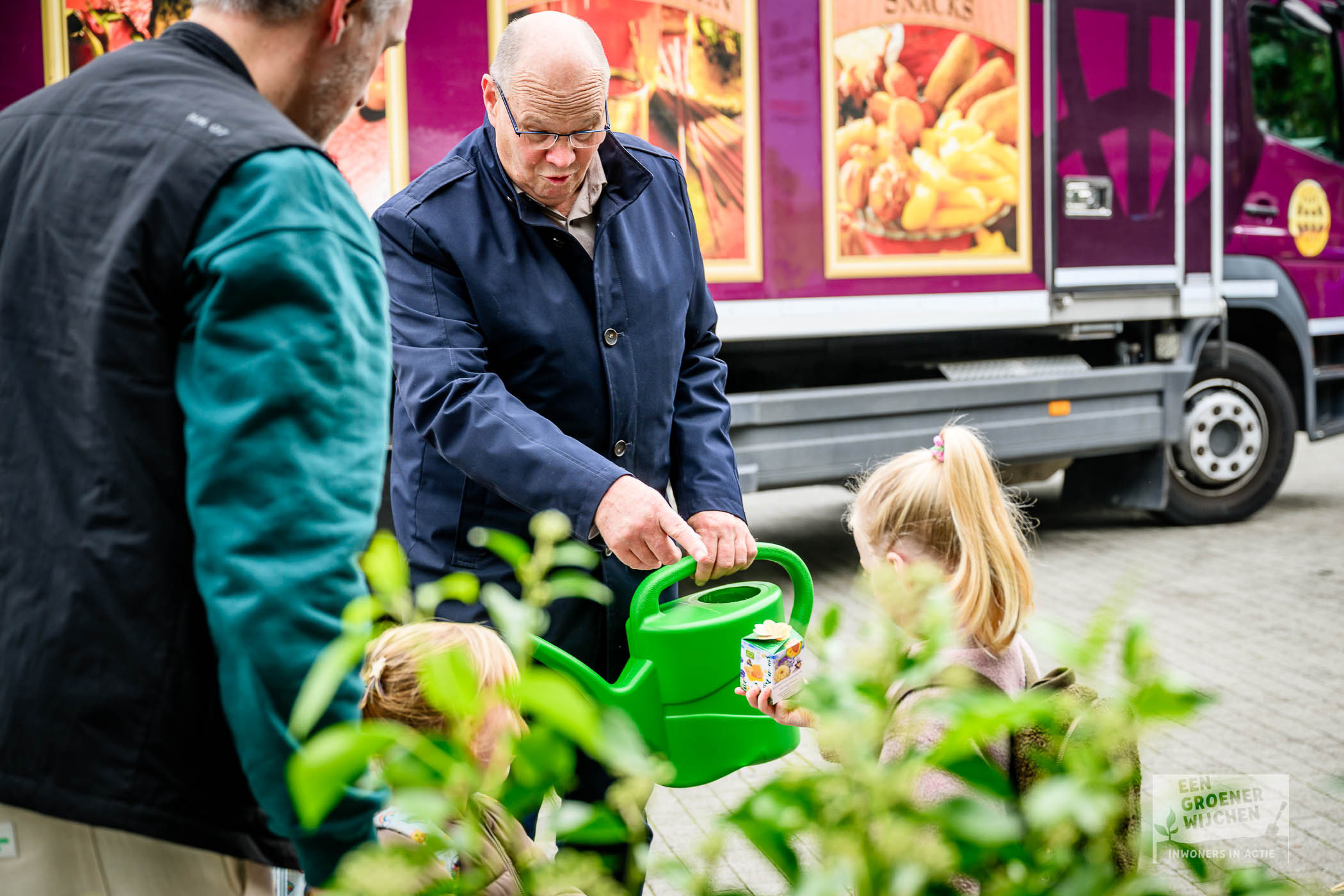 Groenmarkt Wijchen wethouder geeft gieter aan kind