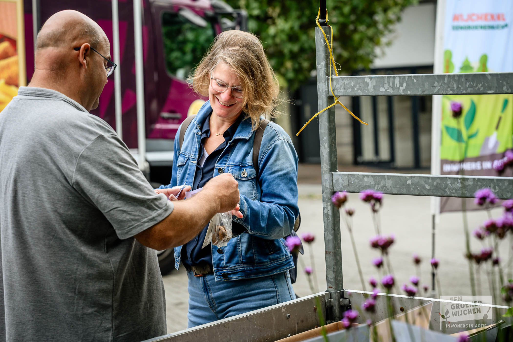 Groenmarkt Wijchen overhandiging zakje zaden
