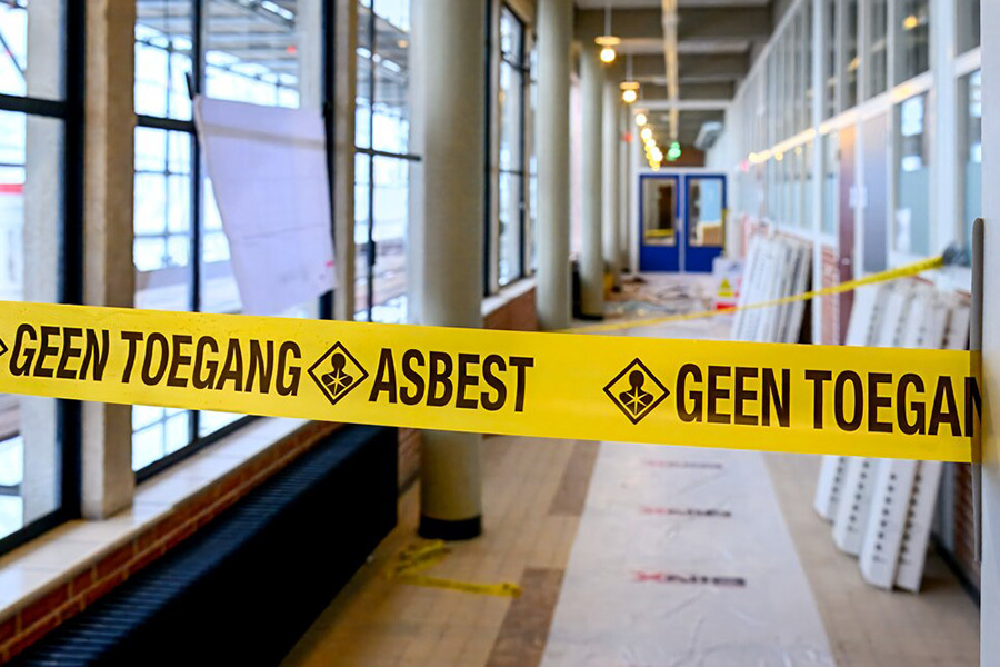 Mozaiek afgesloten gedeelte door onderhoud asbest