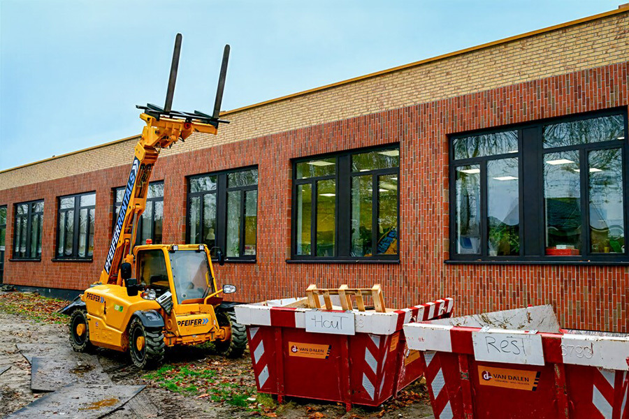Mozaiek buitenaanzicht met sorteren afval