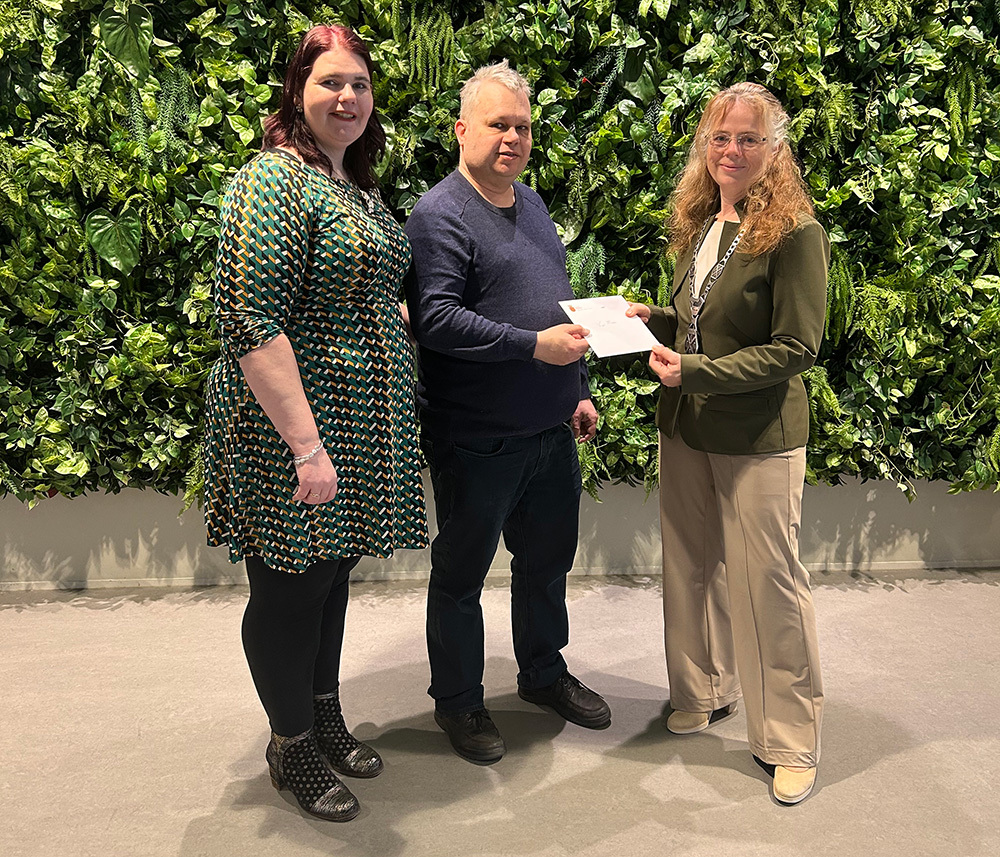 Op de foto staat de 1000e abonnee Martin met zijn vrouw Mieke en burgemeester Renske Helmer-Englebert.