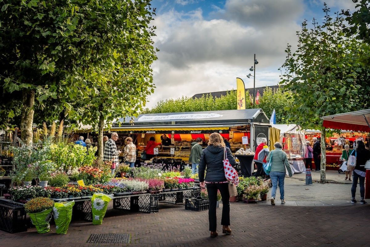 Tijdens de weekmarkt is het niet toegestaan om over de Markt te fietsen